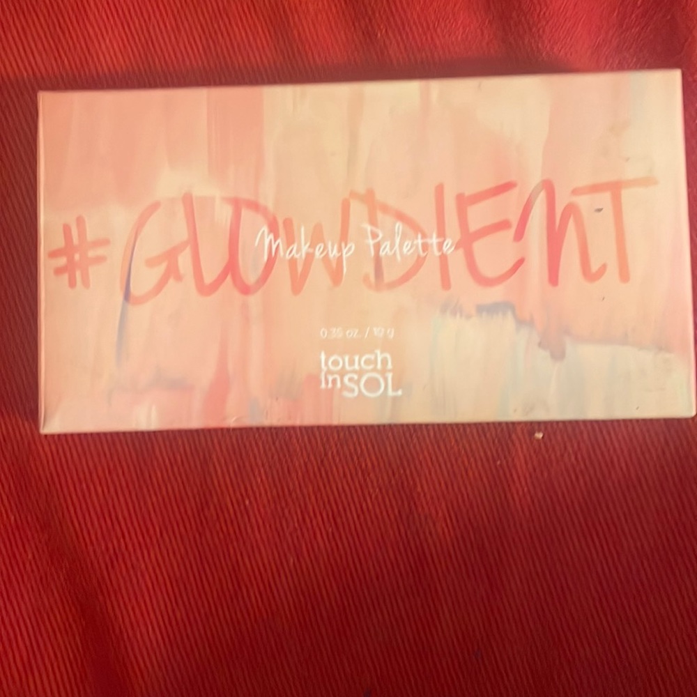 Touch in Sol Pretty Filter Glowdient Makeup Palette (face palette).